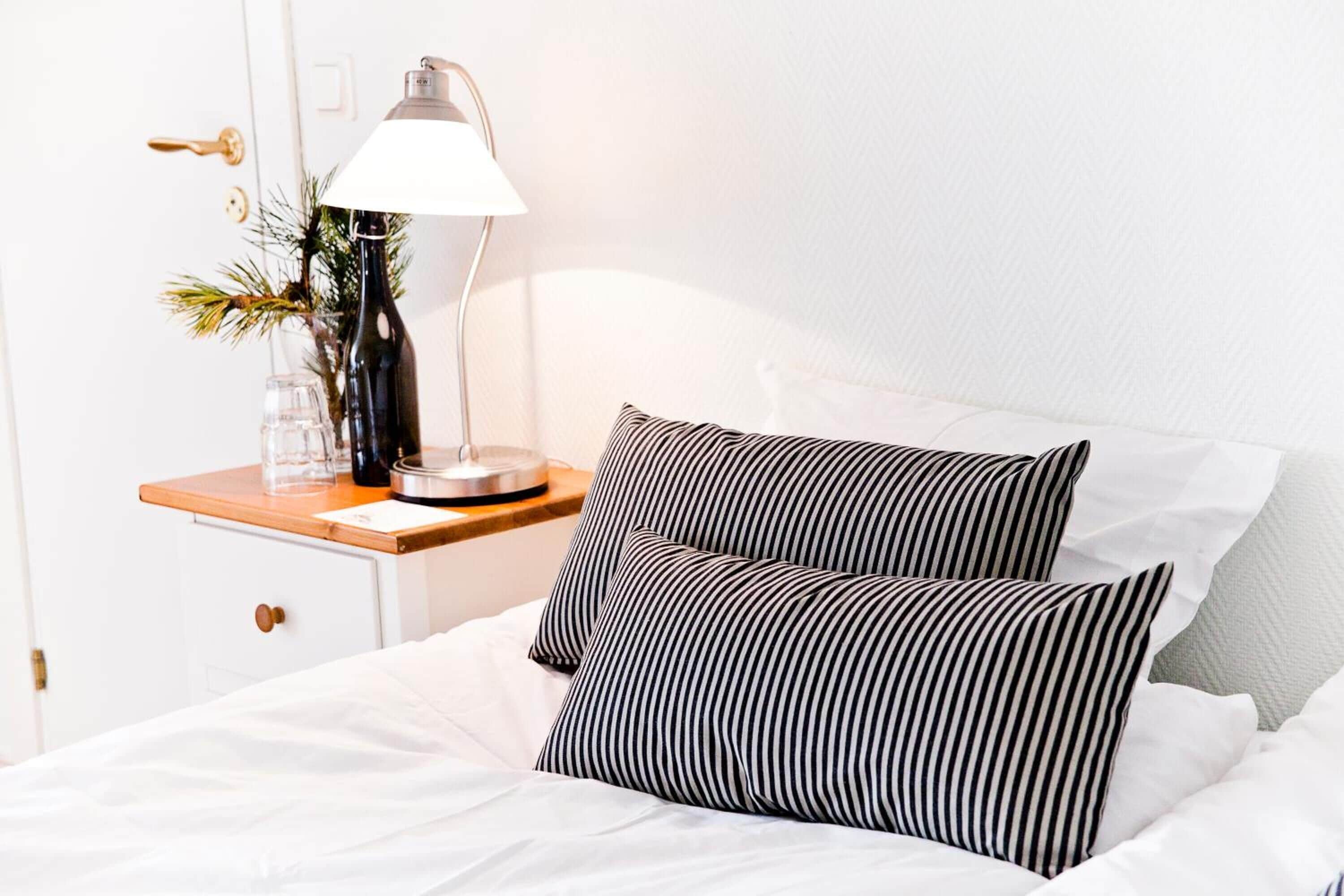 Ropa de cama de alta calidad y tabla de planchar con plancha