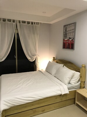 Studio | Desk, soundproofing, iron/ironing board, rollaway beds - Umali Kayo at Megatower Residences II (Baguio)
