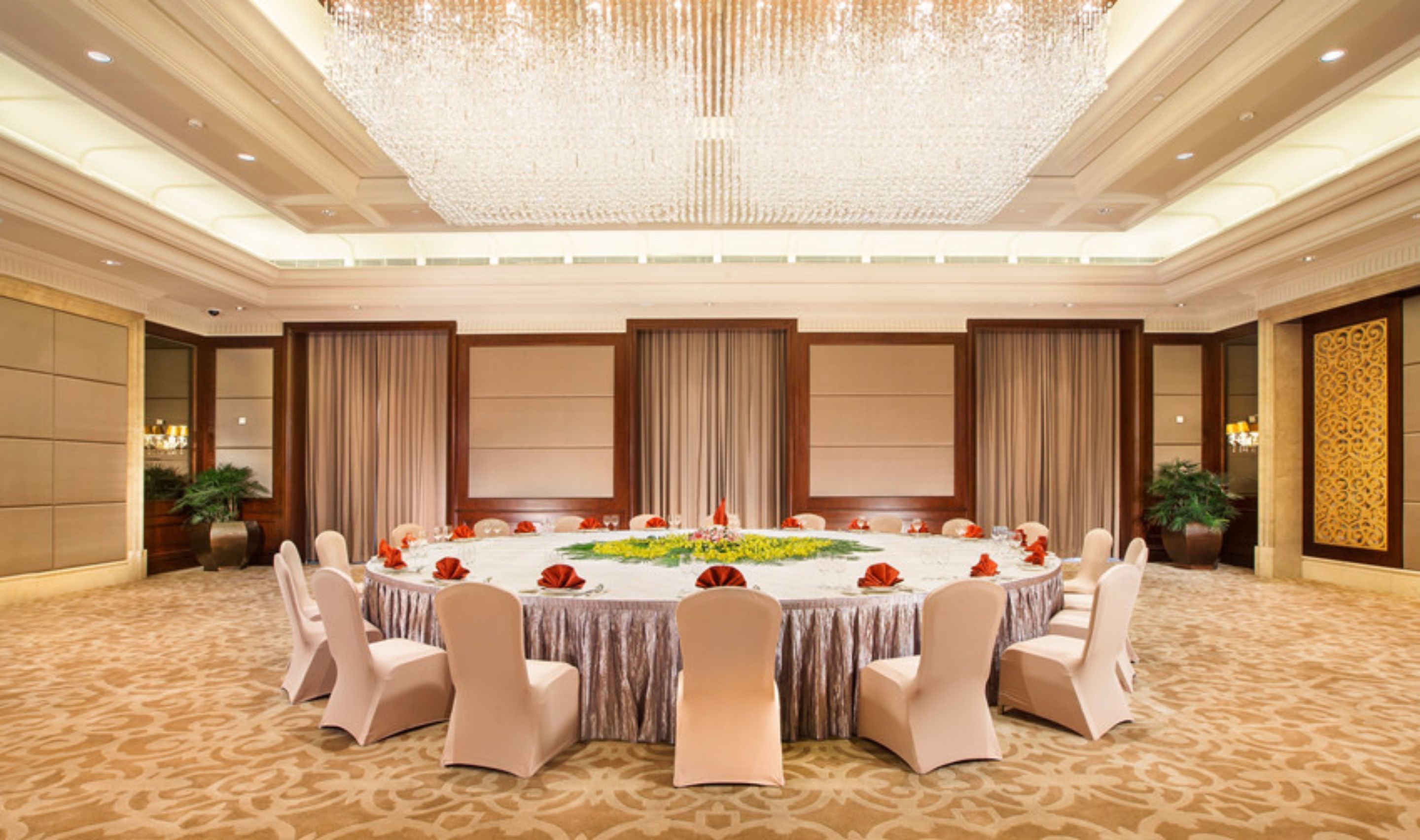 2 restaurants, breakfast, lunch, dinner served; chinese cuisine