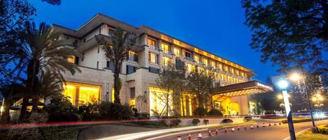 Overnatningsstedets facade – aften/nat