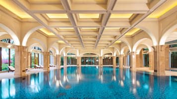 Piscina interna, funciona das 6h30 às 22h, espreguiçadeiras