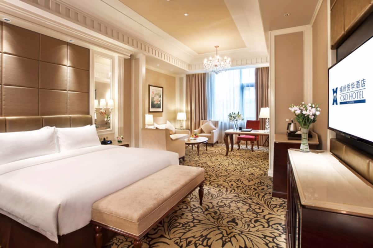 executive double room | minibar, in-room safe, desk, blackout curtains