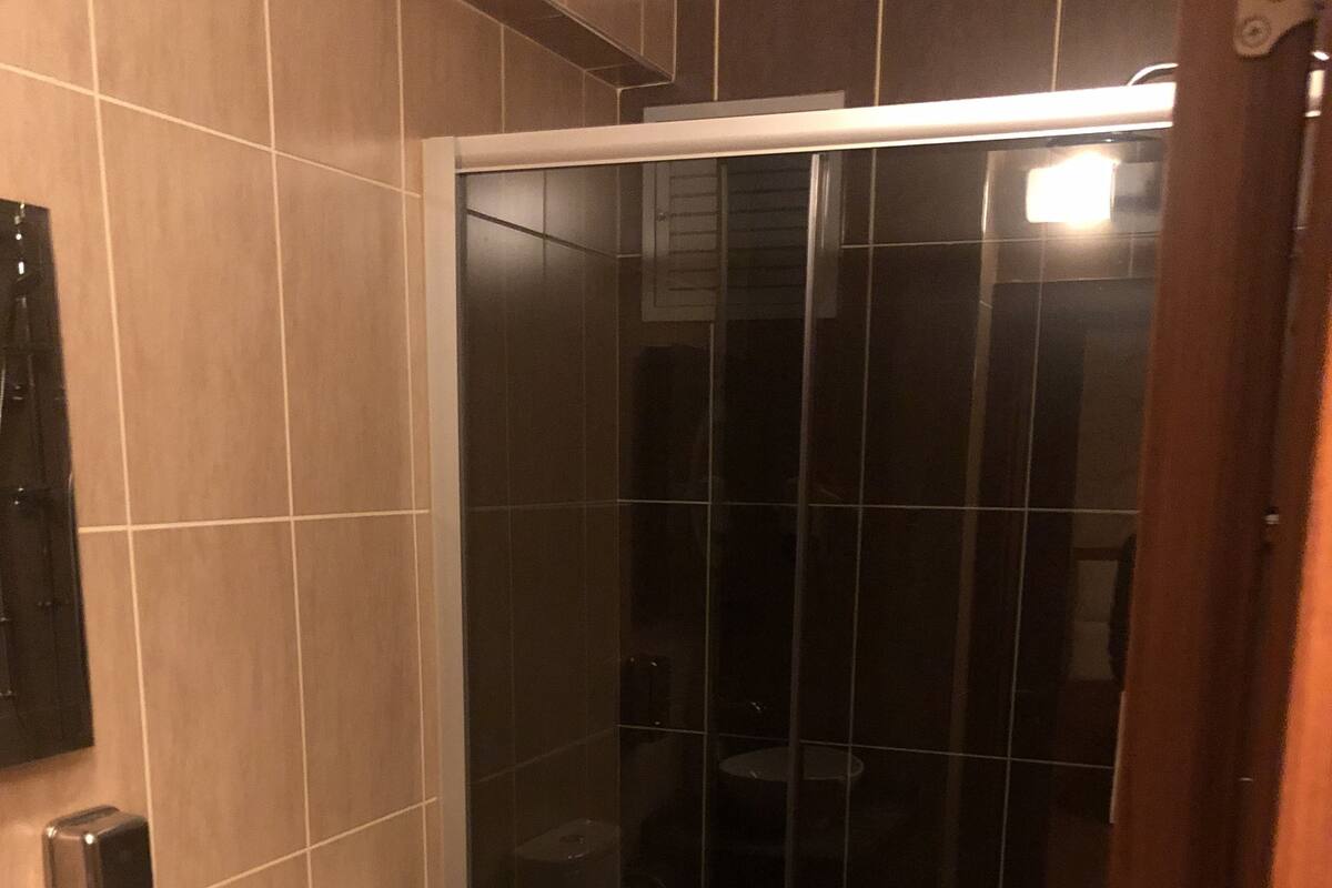 Chuveiro, produtos de toalete grátis, secador de cabelo, chinelos