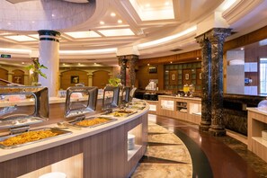 2 か所のレストラン、朝食、ランチ、ディナーに営業 (中華料理)