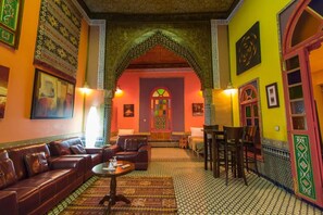 Se sirven cenas y cocina marroquí