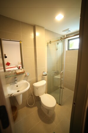 Shower, perlengkapan mandi gratis, pengering rambut, dan sandal