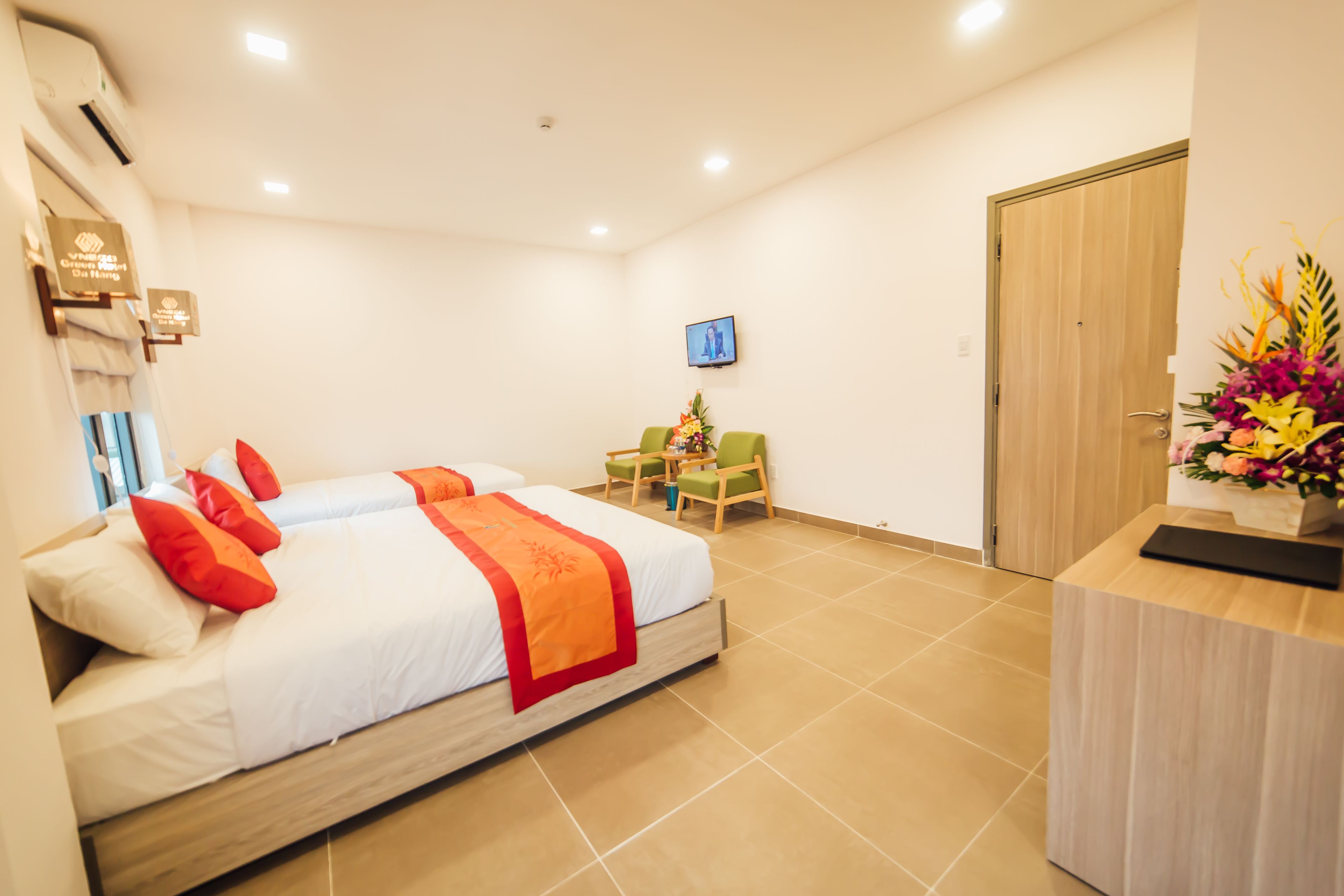 Een hotelkamer met een bed, een bureau en een stoel.