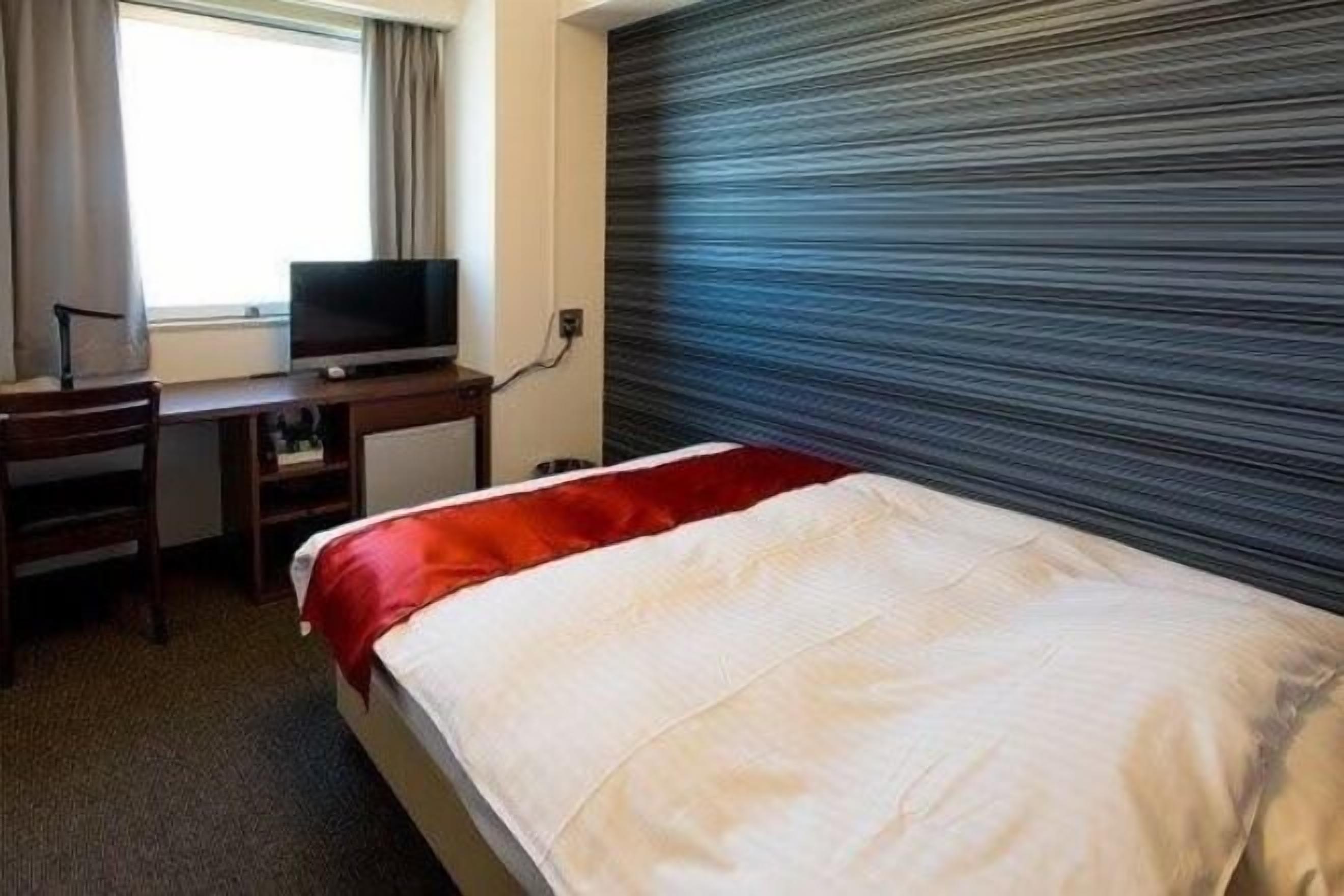 客房内保险箱、办公桌、笔记本电脑工作区、熨斗/熨板