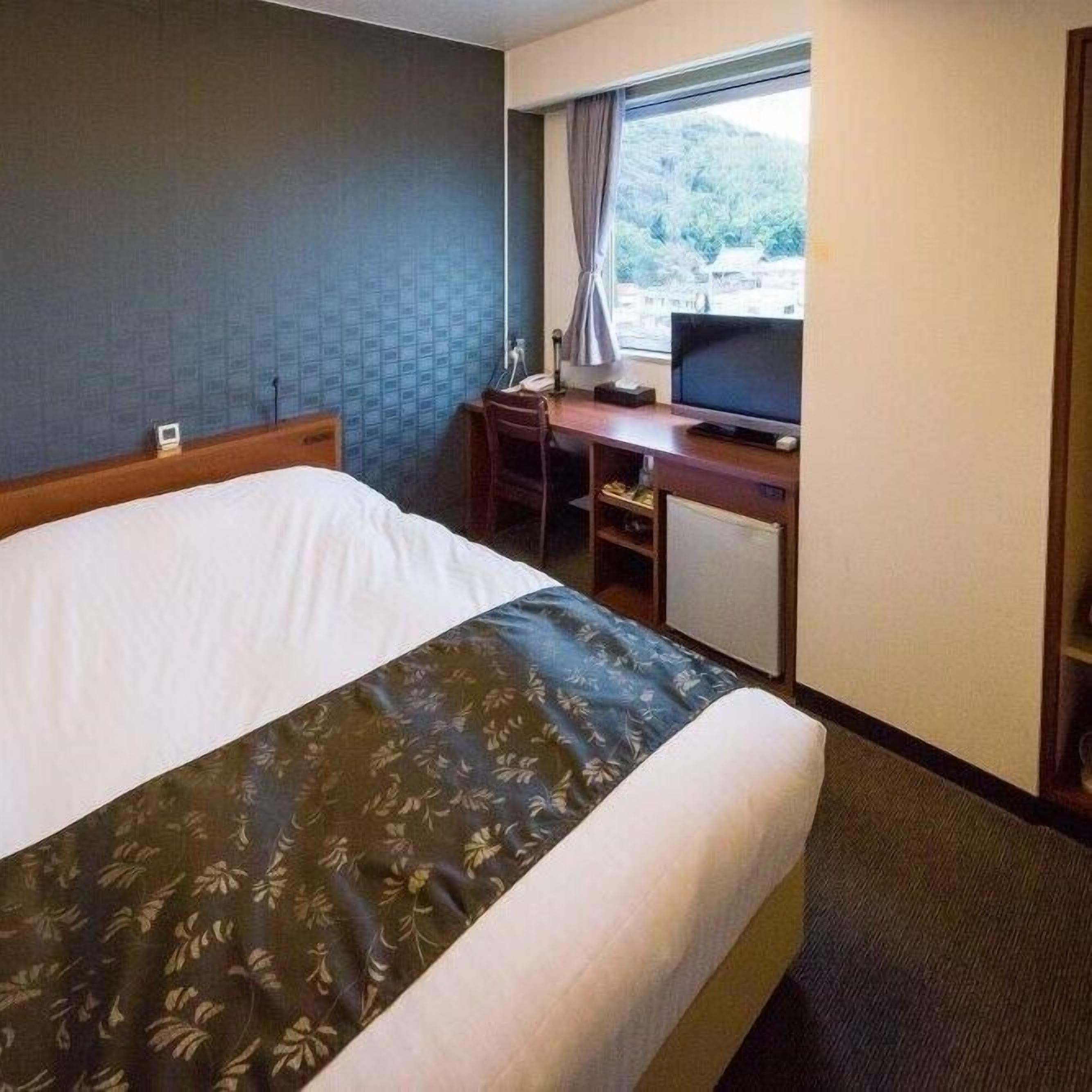 In-room safe, desk, laptop workspace, iron/ironing board