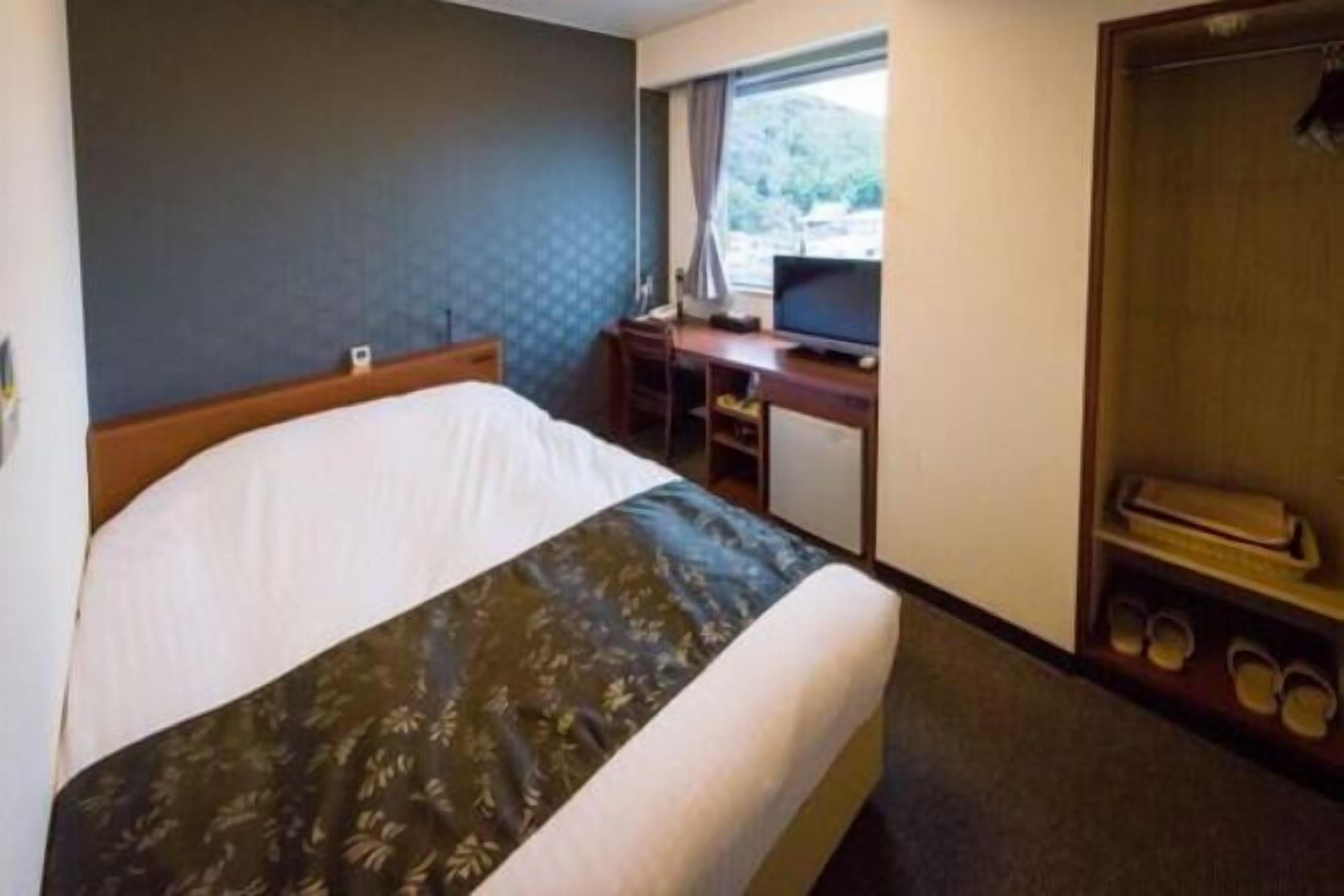 客房内保险箱、办公桌、笔记本电脑工作区、熨斗/熨板