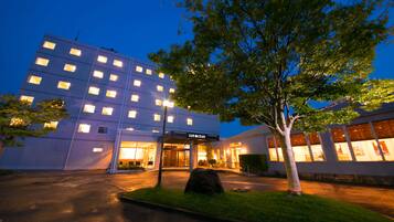 Bagian depan properti - sore/malam