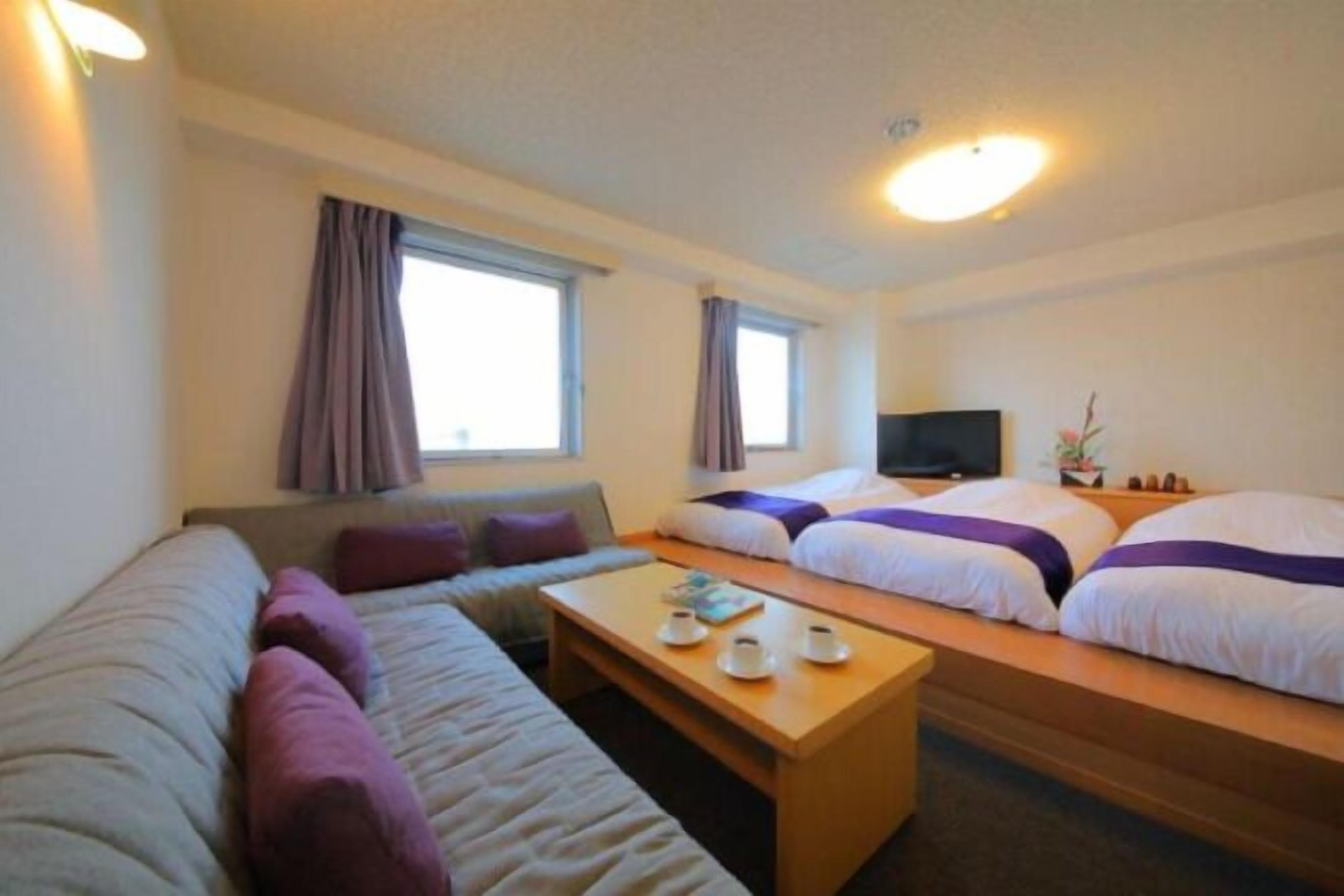 客房内保险箱、办公桌、笔记本电脑工作区、熨斗/熨板