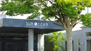 A building with a sign that reads "SUN OCEAN". - Smile Hotel Anan (Anan)