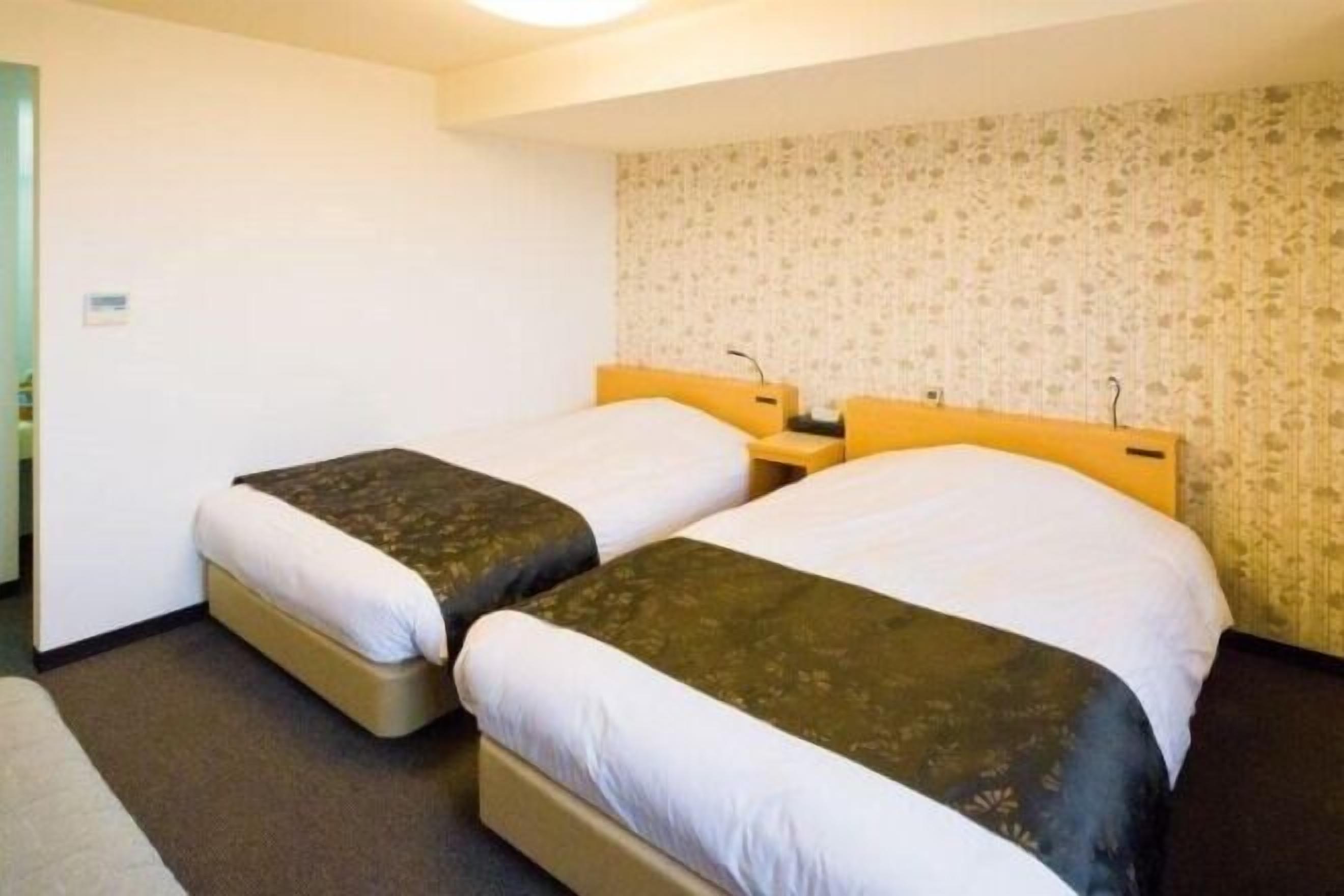 客房内保险箱、办公桌、笔记本电脑工作区、熨斗/熨板