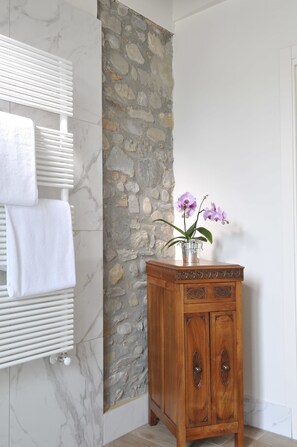 Luxury Double Room | Bathroom | Shower, rainfall showerhead, designer toiletries, hair dryer - Canto degli Aranci (Florence)