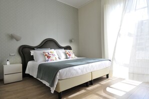 Chambre Triple Deluxe | Minibar, coffres-forts dans les chambres, bureau, rideaux occultants