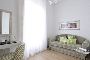 Suite, 1 chambre | Salle de séjour | Télévision à écran plat