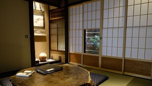 A traditional Japanese room with tatami flooring, a wooden table, and shoji screens. - Reikaku Kiyomizu-Gojo (Kyoto)