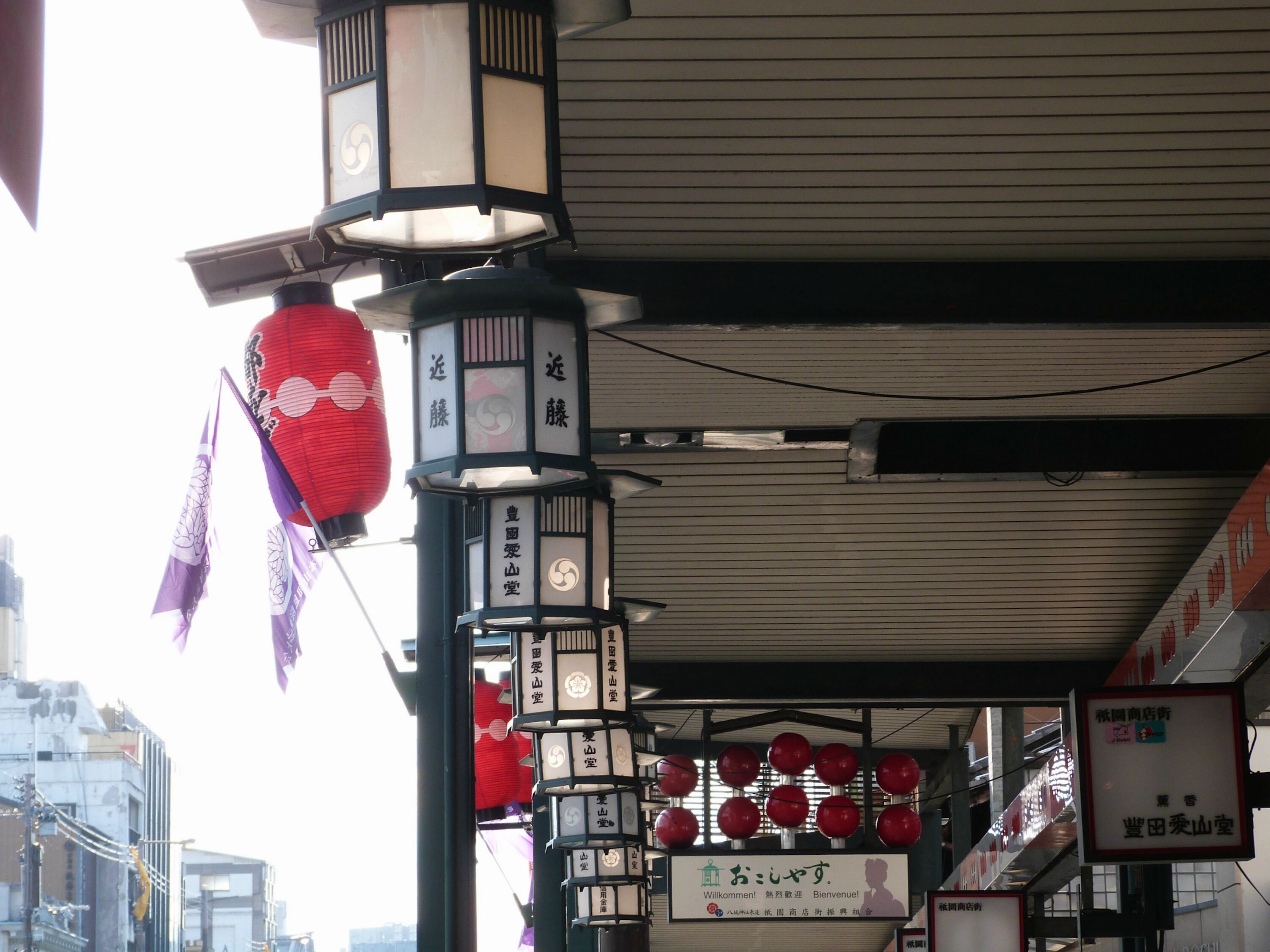 Une rue typique du Japon, avec des lanternes et des enseignes.