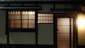 A traditional Japanese building with a wooden door and windows with vertical slats. - Reikaku Kiyomizu-Gojo (Kyoto)