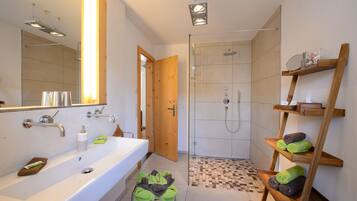 Apartment, 1 Bedroom, Kitchen, Garden View | Bathroom shower