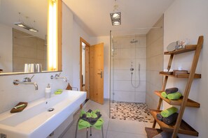Apartment, 1 Bedroom, Kitchen, Garden View | Bathroom shower