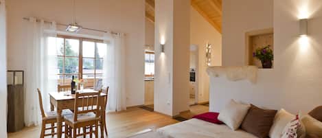 Superior-Apartment, 1 Schlafzimmer, Küche, Bergblick | Wohnbereich