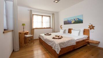 1 bedroom, desk, free cribs/infant beds, free WiFi