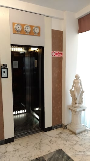 Reception - Hotel Victoria (Florence)
