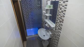 Komfortbadewanne, kostenlose Toilettenartikel, Bidet, Handtücher