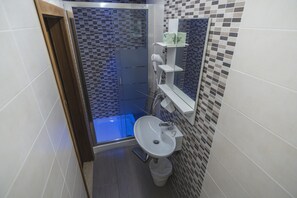 Deep soaking tub, free toiletries, bidet, towels - Hotel Victoria (Florence)