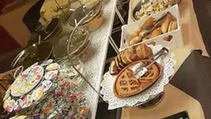 Una mesa de bufé con diferentes alimentos y recipientes.