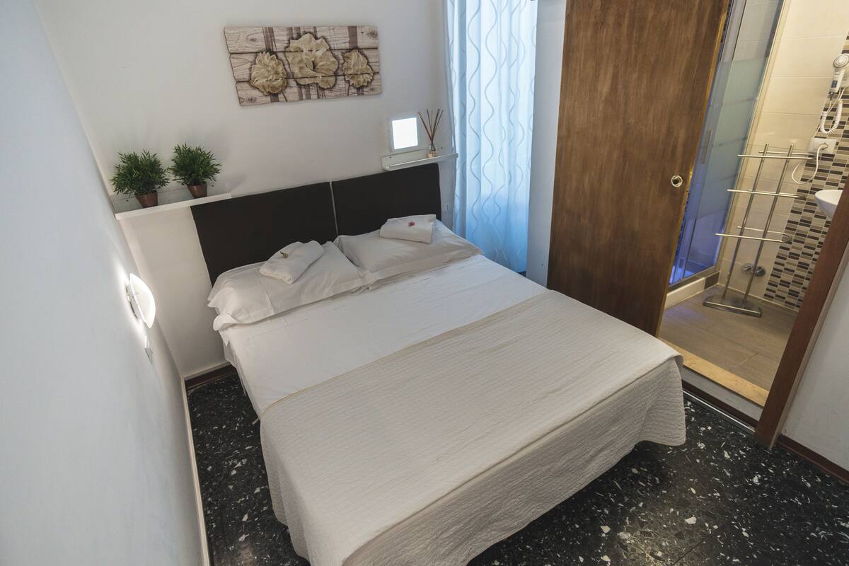 In-room safe, desk, WiFi (free)