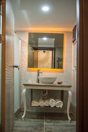 Deluxe-Doppelzimmer | Waschbecken im Bad