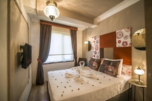 Quarto casal ou duplo standard | Frigobar, escrivaninha, berços grátis, Wi-Fi de cortesia