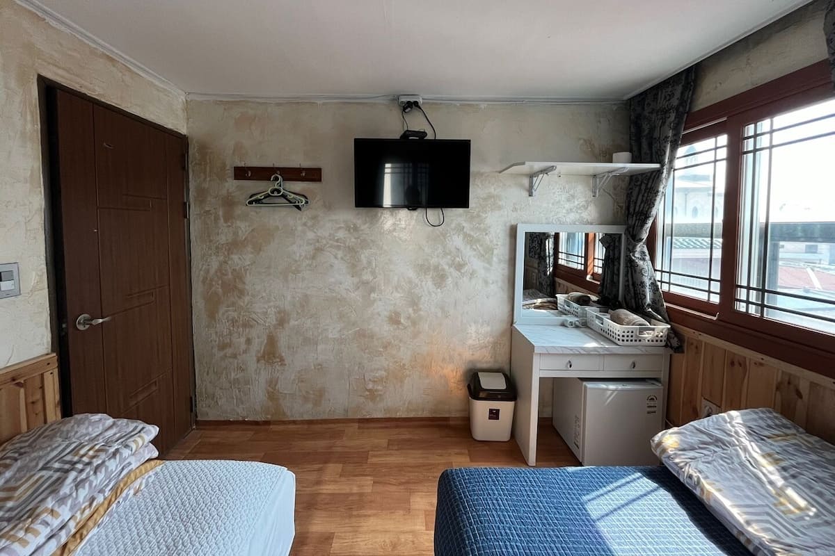 Triple Room | Soundproofing, rollaway beds, free WiFi, bed sheets