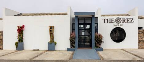 Boendets fasad - kväll/natt