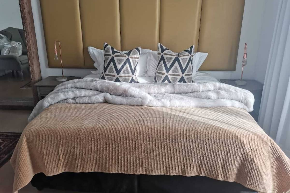 Deluxe Double or Twin Room, 1 Katil Raja (King) | 1 bilik tidur, peralatan tempat tidur premium, peti besi dalam bilik