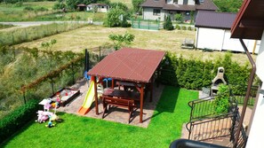 Lasten leikkialue ulkona