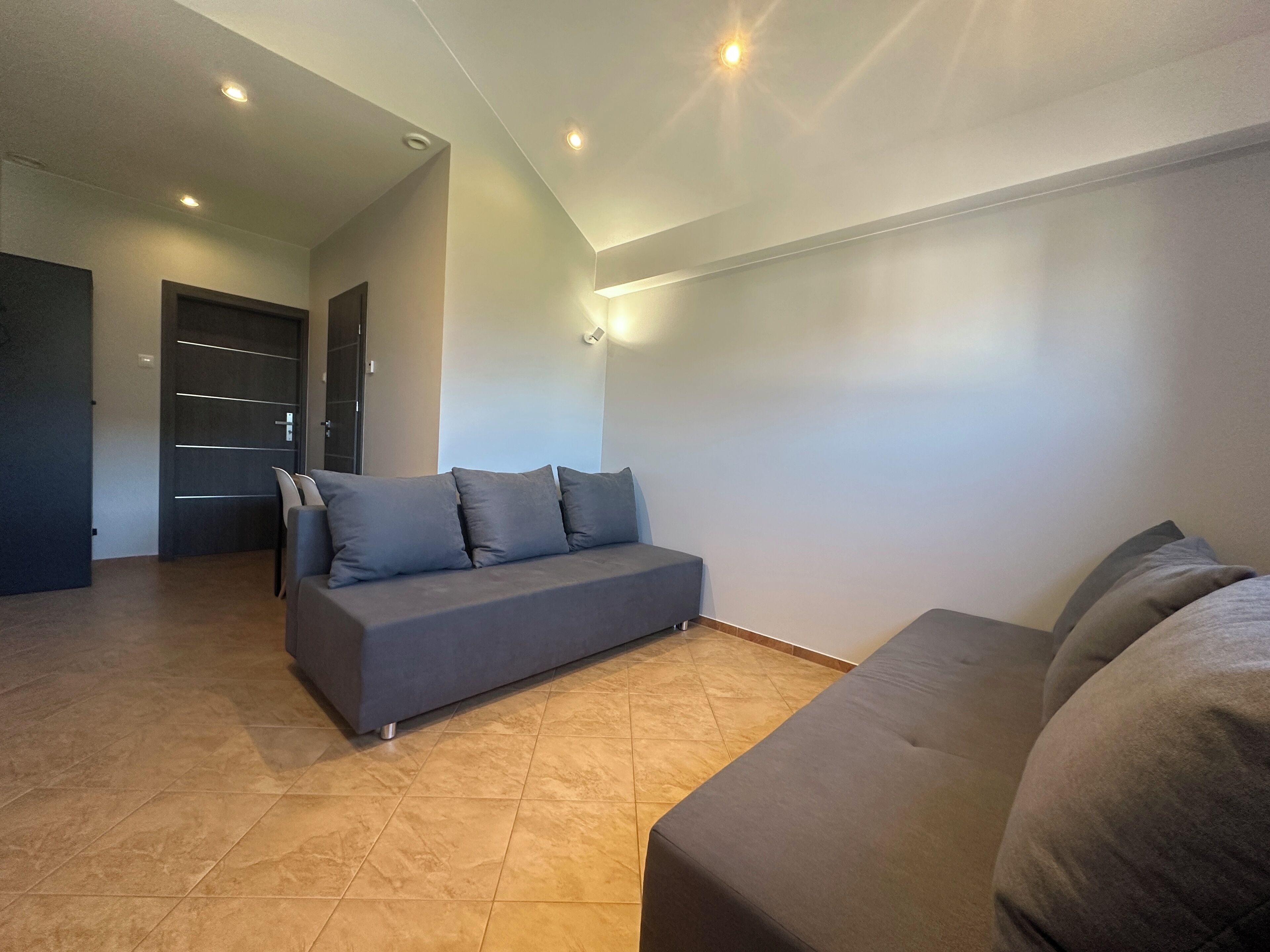 Habitación triple básica (number 2) | Área de sala de estar | Televisión LCD 