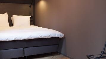 セーフティボックス (室内)、客室ごとに異なる装飾、客室ごとに異なるインテリア、デスク