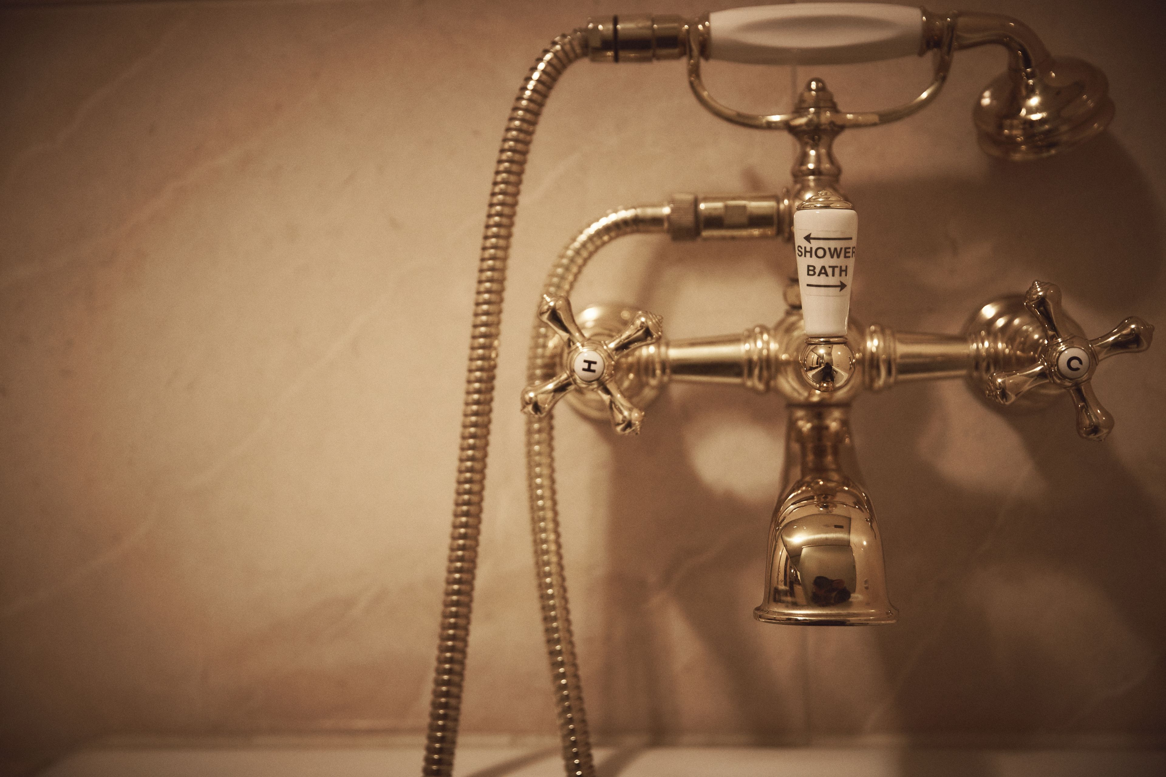 combined shower/bathtub, deep-soaking bathtub, free toiletries