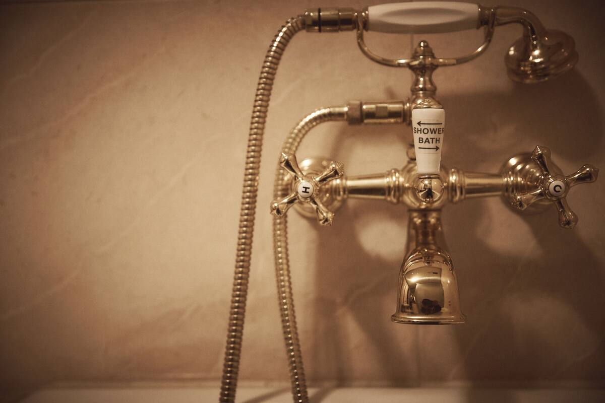 combined shower/bathtub, deep-soaking bathtub, free toiletries