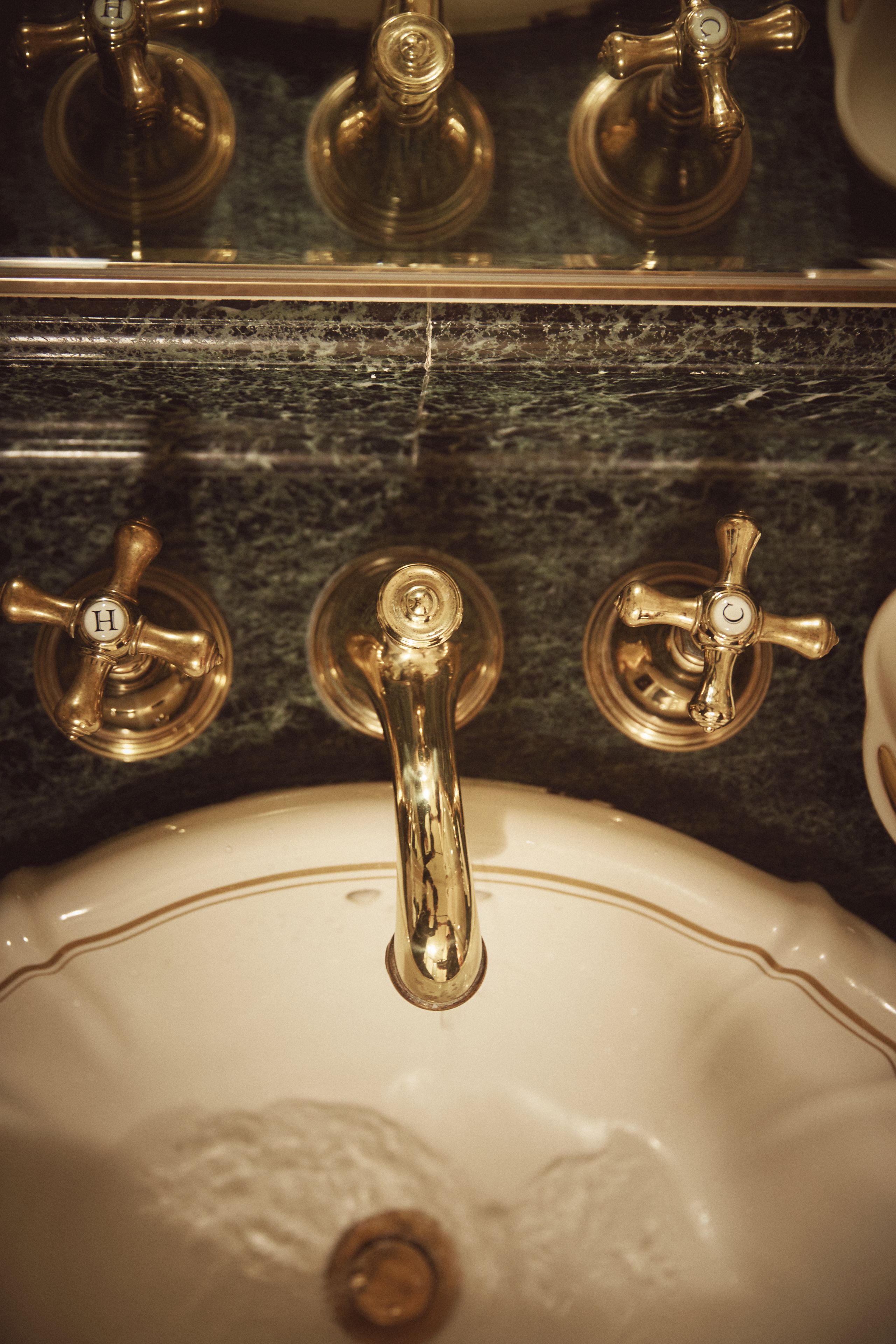 combined shower/bathtub, deep-soaking bathtub, free toiletries