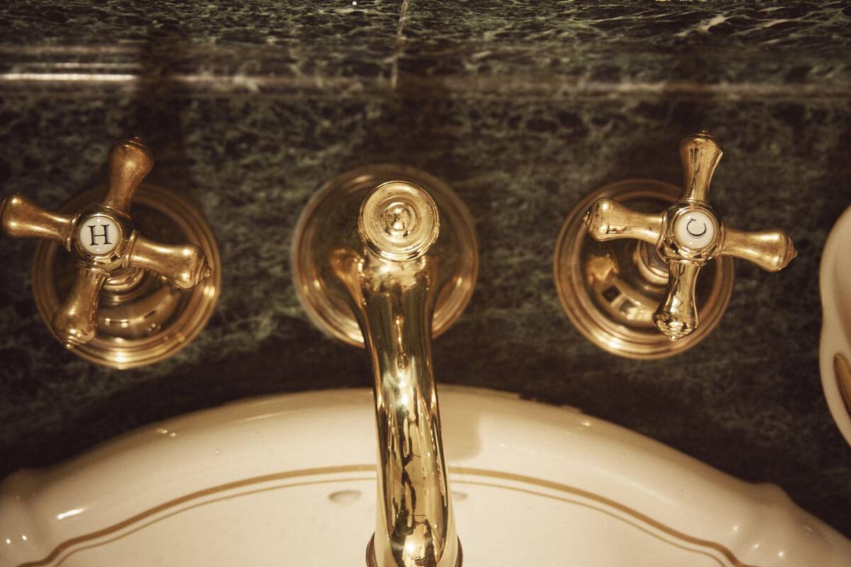 combined shower/bathtub, deep-soaking bathtub, free toiletries