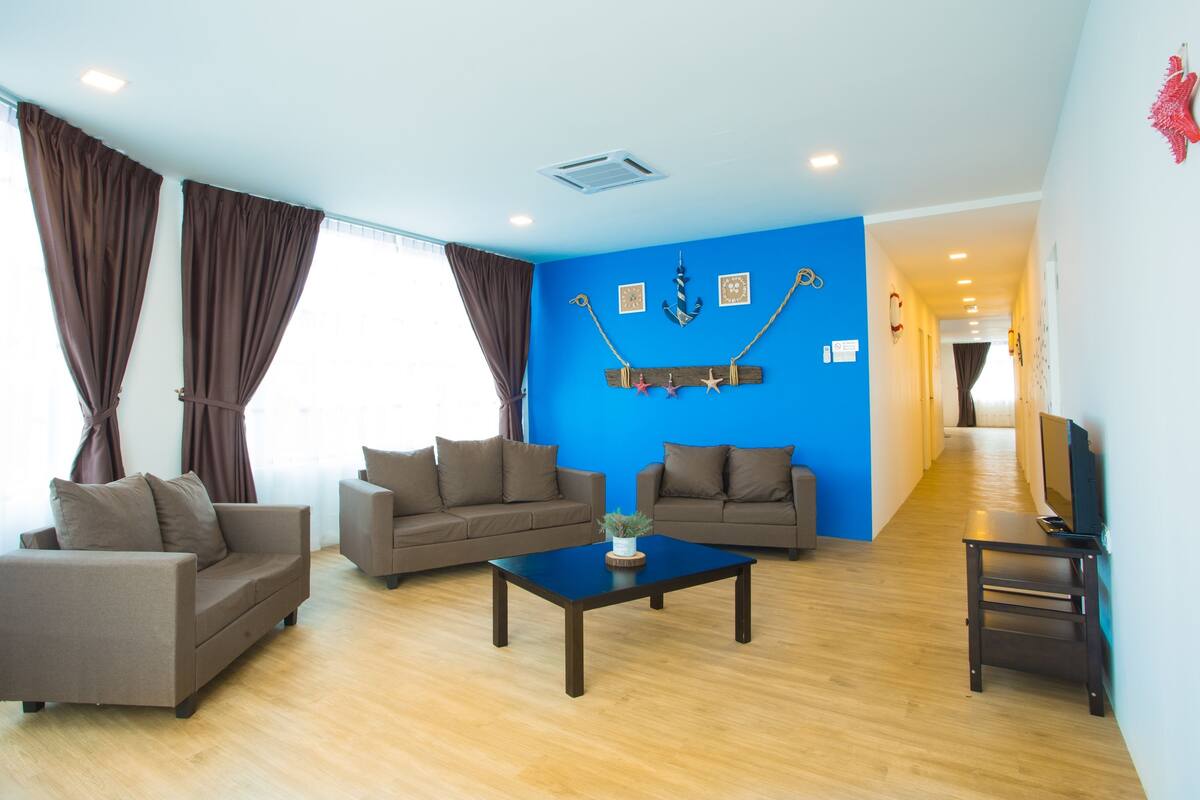 Un salon moderne avec deux canapés, une table basse et un meuble pour la télévision.