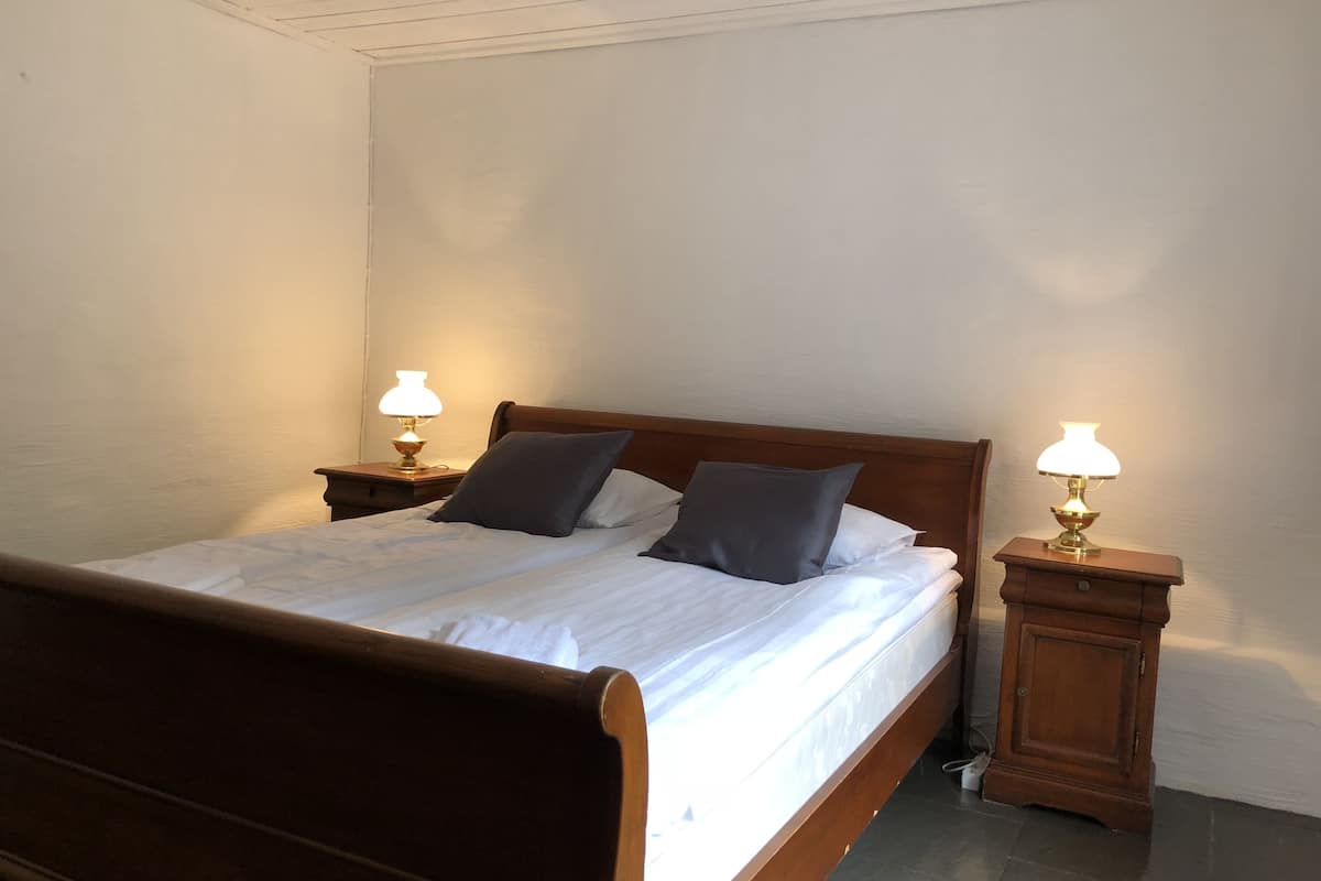 1 bedroom, individually decorated, individually furnished