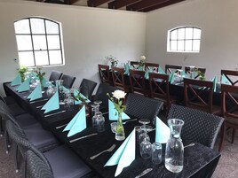 Se sirven cenas y cocina escandinava (con mesas al aire libre)