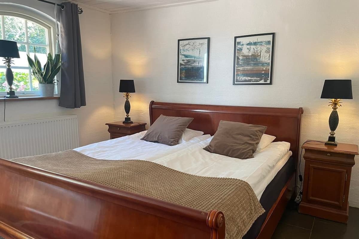 1 bedroom, individually decorated, individually furnished