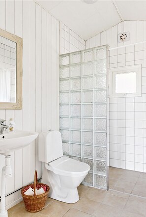 Family Cabin, 2 Bedrooms, Garden Area | Bathroom | Shower, hair dryer, towels - Husargårdens Bed & Breakfast (Sjobo)